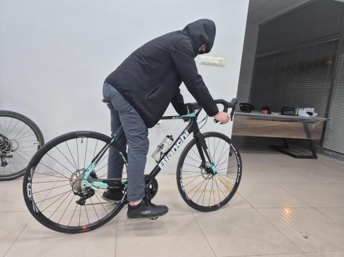 Bianchi R0013D 28" 24V HD SC: SİYAH/CELESTE - İKİNCİ EL BİSİKLET Bisikletimiz 2 Aylık Olup Sıfırdan Farksızdır. Bianchi R0013D 28" 24V HD SC: SİYAH/CELESTE - İKİNCİ EL BİSİKLET Bisikletimiz 2 Aylık Olup Sıfırdan Farksızdır.